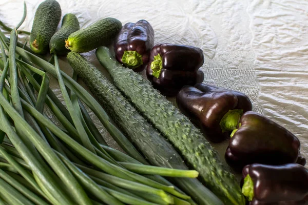 Salatalık, soğan, biber masaya serilmiş.