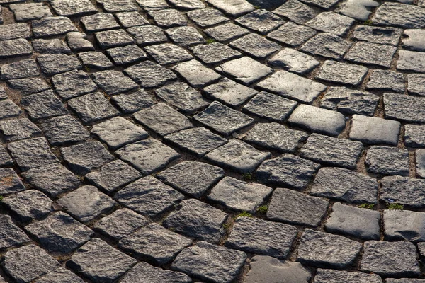 Kaldırım taşları akşam ışıklarıyla aydınlanır.