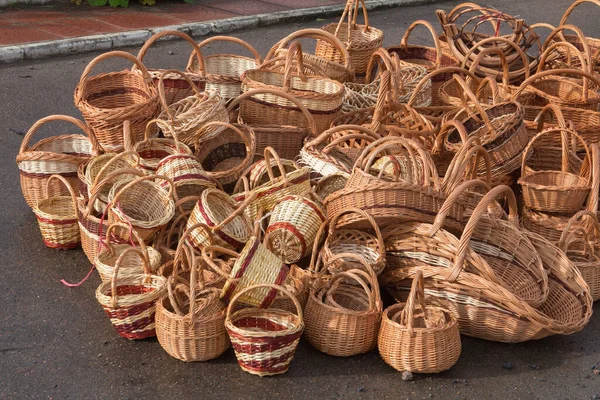 Hasır sepetler indirimde.