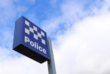 parlak mavi gökyüzü mavi ve beyaz polis merkezi işareti