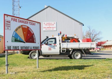 Bir resmi Cfa araç ve yangın tehlike değerlendirmesi Dunolly Cfa binanın dışında - yerel komut tesis oturum açın