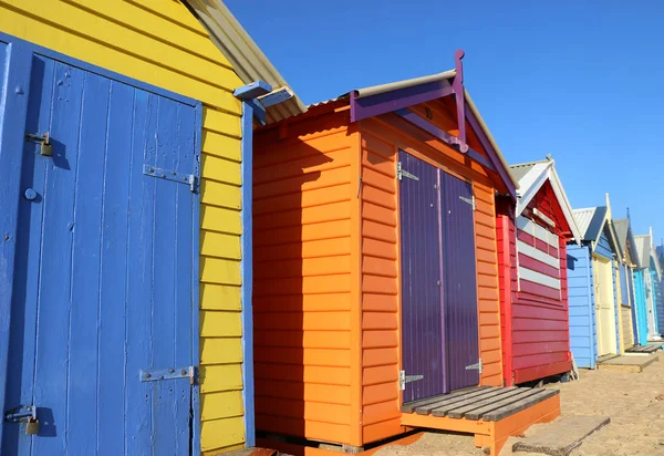 Renkli banyo kutuları Dendy Street Beach, Brighton, statü sembolü kadardır ve bir Melbourne turist simgesi vardır