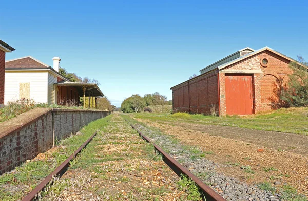 7 Temmuz 1874 açılan Carisbrook tren istasyonu artık kullanımda değil ancak bir kırmızı tuğla Gar Binası, ürünler döken ve platform korur