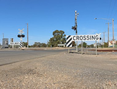 ışıklar ve işaretler, üç satırlık demiryolu geçişi