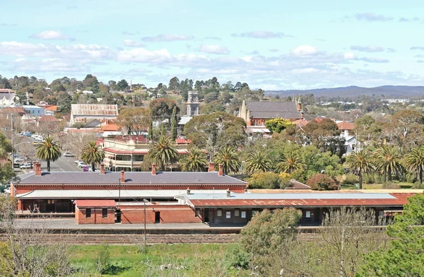 Inaugurada el 21 de octubre de 1862, la estación de tren de Castlemaine se encuentra en la línea Bendigo y cuenta con tres plataformas operativas —  Fotos de Stock