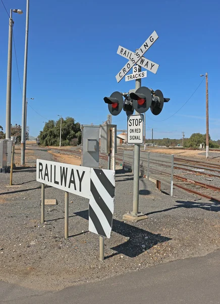 Luci e cartelli ad un incrocio ferroviario a tre linee — Foto Stock