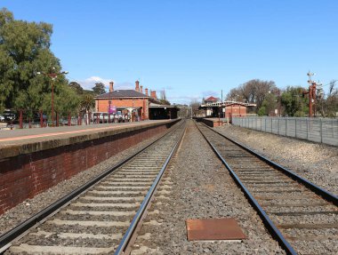 21 Ekim 1862 açılan Castlemaine Tren İstasyonu güneye doğru bir bakış. Bendigo satırında bulunan üç operasyonel platform vardır