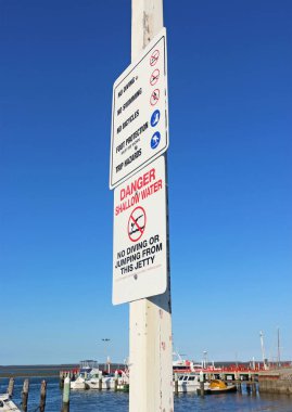 kırmızı ve siyah tehlike sığ su uyarı işareti