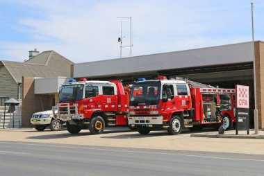 Maryborough ülke yangın yetkilisi (Cfa) istasyonu olan araçlarla bir toplam yangın yasak günde harekete hazır