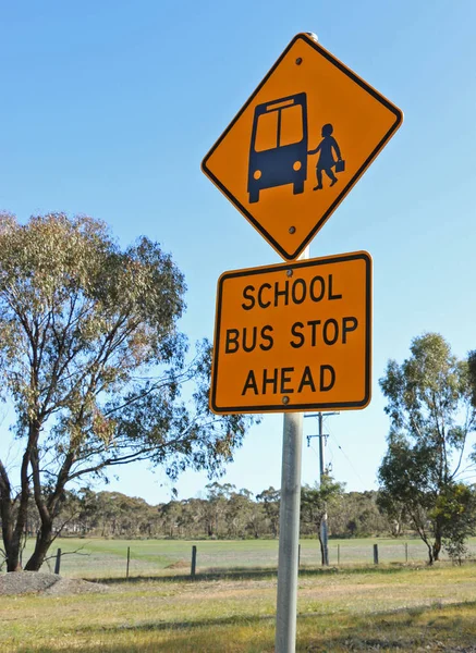 siyah ve sarı okul otobüsü durağı ileride işareti