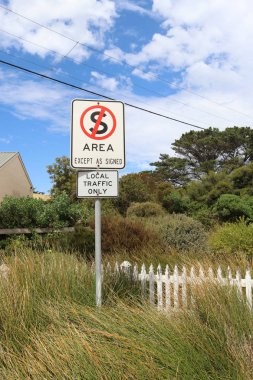 siyah, beyaz ve kırmızı yerel trafik sadece, hayır ayakta alan işareti