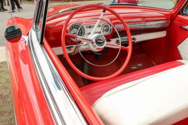Maryborough, Avustralya - 2 Mart 2017: iç bir kırmızı ve 1950'lerde chevrolet üstü açık beyaz