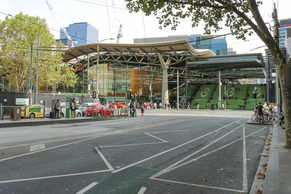 Pedestrians and traffic near the steps and entrance to Southern Cross railway station in Melbourne — Stock Photo, Image