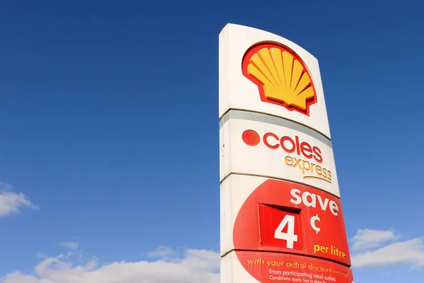 In 2003 Coles and Shell formed an alliance whereby consumers received a discount on the price of fuel at Shell outlets as a reward for shopping at Coles — Stock Photo, Image