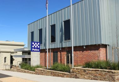 24 saatlik devlet destekli hükümet 12,8 milyon dolar state-of--art Castlemaine Polis Merkezi Ekim 2014 yılında faaliyete geçmiştir