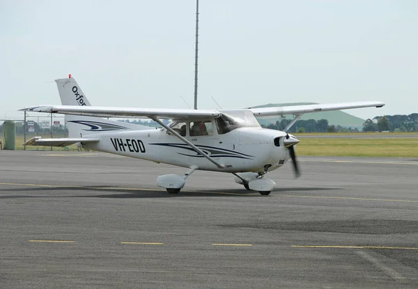 Lekkie samoloty Cessna 172 kołowania w dół drogi startowej na lotnisku w Ballarat — Zdjęcie stockowe