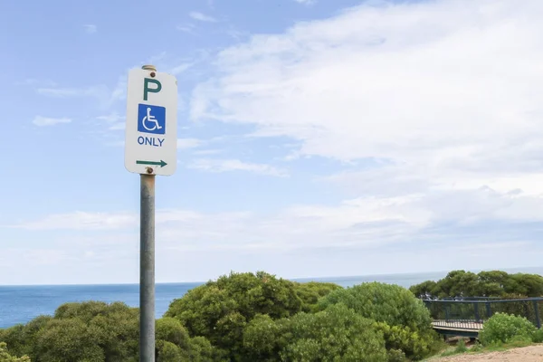 Un discapacitado o silla de ruedas Aparcamiento Solo firmar en una plataforma de observación de la playa en Australia —  Fotos de Stock