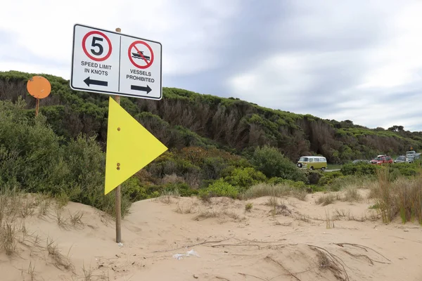Límite de velocidad y buques Letreros prohibidos en una playa de surf —  Fotos de Stock
