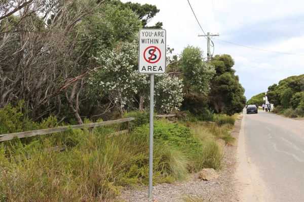 En skylt som indikerar en no stående Area i Australien — Stockfoto