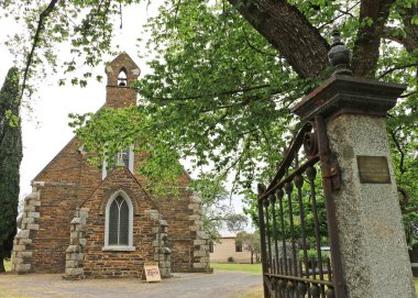 Maldon, Victoria, Avustralya-Ekim 16, 2015: Maldon 's Holy Trinity Anglican Kilisesi (1861) yerel şist ve gri granit bir Gothic Revival yapısı. Bina miras listelenen