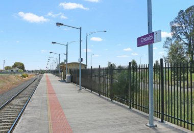 Creswick tren istasyonu (1874) 2010 yılında inşa edilmiş yeni bir platform vardı ama eski bir çizgi Batı tarafında çitlerle çevrili kalır
