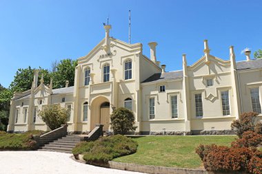 Özgün Tudor tarzı Creswick hastane (1863) Ormancılık Okulu parçası olunca 1912 yılında bir hastane çalışması kesildiği tarih