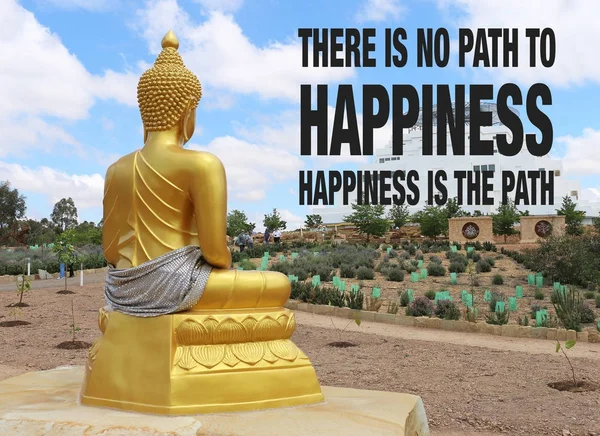 Złoty Posąg Buddy Patrząc Świątyni Buddyjskiej Zachmurzone Niebo Niebieskie Uplifting — Zdjęcie stockowe