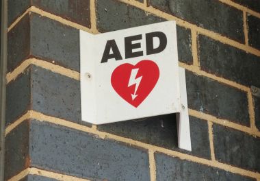 otomatik harici defibrilatör (Aed) oturum genel bir spor tesisi