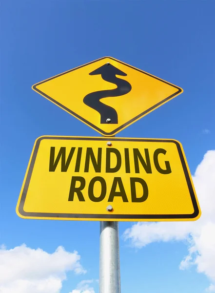 Sarı ve siyah yoldayım işaret ve mavi gökyüzü oku