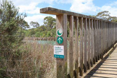 Anglesea River yeşil ve beyaz sığ su batık nesneleri uyarı işareti