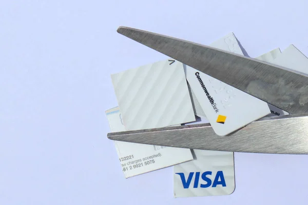 Bir Commonwealth Bank Visa kredi kartını kesen bir makas.