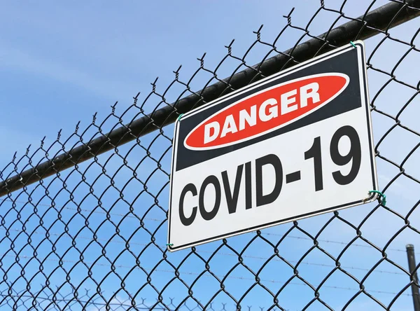 Covid Veszély Tábla Kerítés Kék Háttér — Stock Fotó