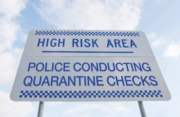 Policía Azul Blanca Realizando Controles Cuarentena Señal Advertencia Área Alto — Foto de Stock