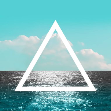 Deniz ve bulutlar üçgen ile