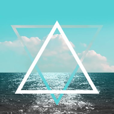 Deniz ve bulutlar üçgen ile