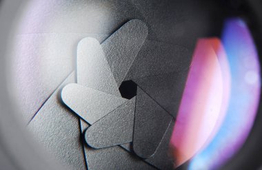 Lensin iç kısmı, diyaframın yapısı, yakın plan resmi.