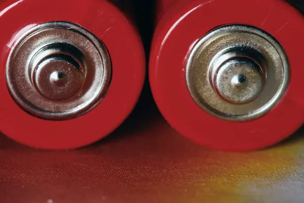 Κόκκινες Μπαταρίες Στο Τραπέζι Κλείστε Μακροεντολή — Φωτογραφία Αρχείου