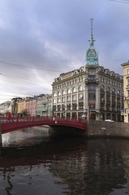 Rusya, Saint Petersburg - 20 Ekim 2019 Au Pont Rouge. Lüks mağaza ve Kırmızı Köprü. Moyka nehir setinden görüntü