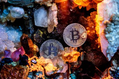 Mücevher taşlarının bir mağarada gümüş bitcoin