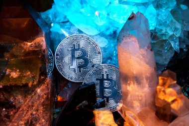 Mücevher taşlarının bir mağarada gümüş bitcoin