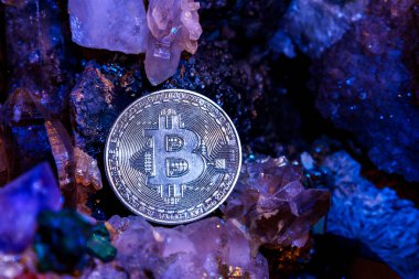 Mücevher taşlarının bir mağarada gümüş bitcoin