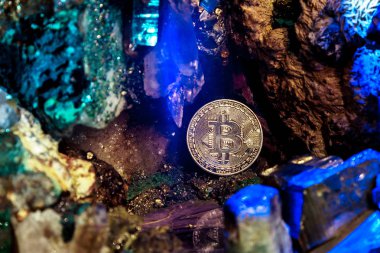Mücevher taşlarının bir mağarada altın bitcoin