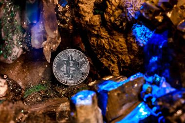 Mücevher taşlarının bir mağarada gümüş bitcoin