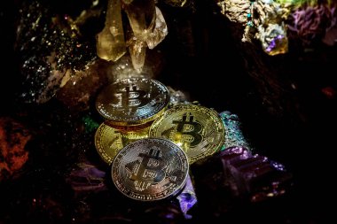 Mücevher taşlarının bir mağarada gümüş ve altın bitcoin