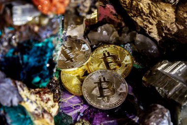 Mücevher taşlarının bir mağarada gümüş ve altın bitcoin