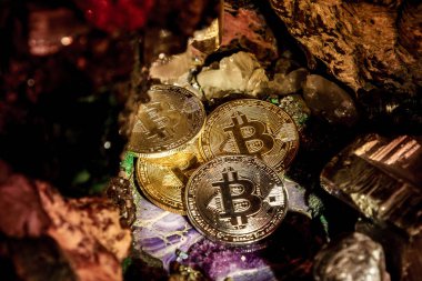 Mücevher taşlarının bir mağarada gümüş ve altın bitcoin