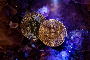 Mücevher taşlarının bir mağarada gümüş ve altın bitcoin
