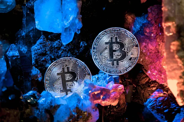 Mücevher taşlarının bir mağarada gümüş bitcoin