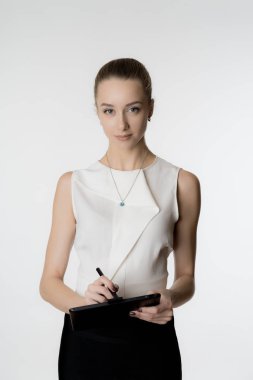 Grafik tablet ellerde ile güzel kız