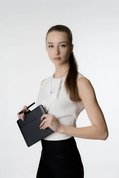 Grafik tablet ellerde ile güzel kız